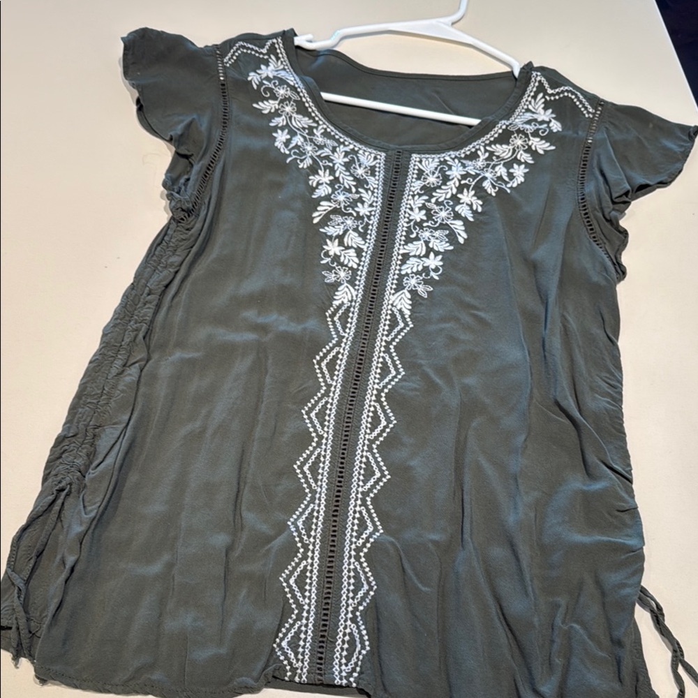 Embroidered white Seattle Turtle Green Women's Top size Medium